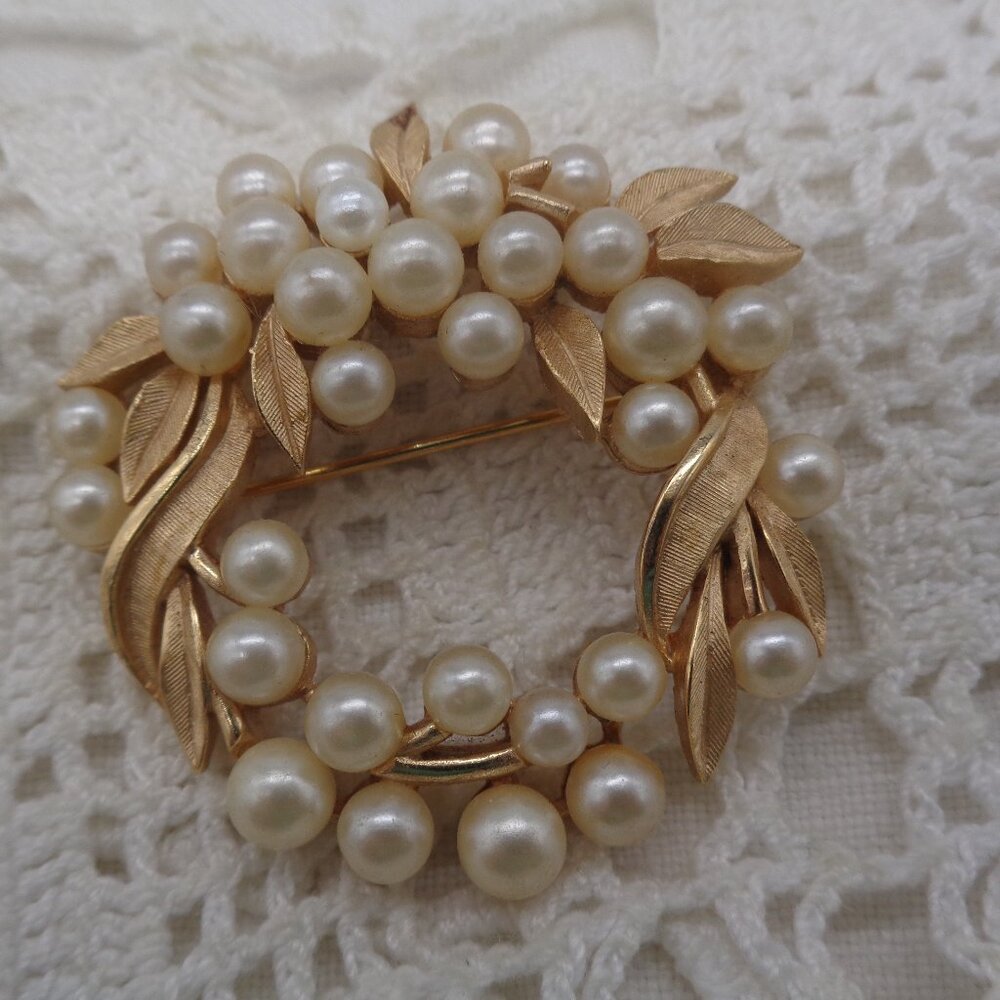 Vintage Crown Trifari Gold Tone & Faux Pearl Wreath Brooch
